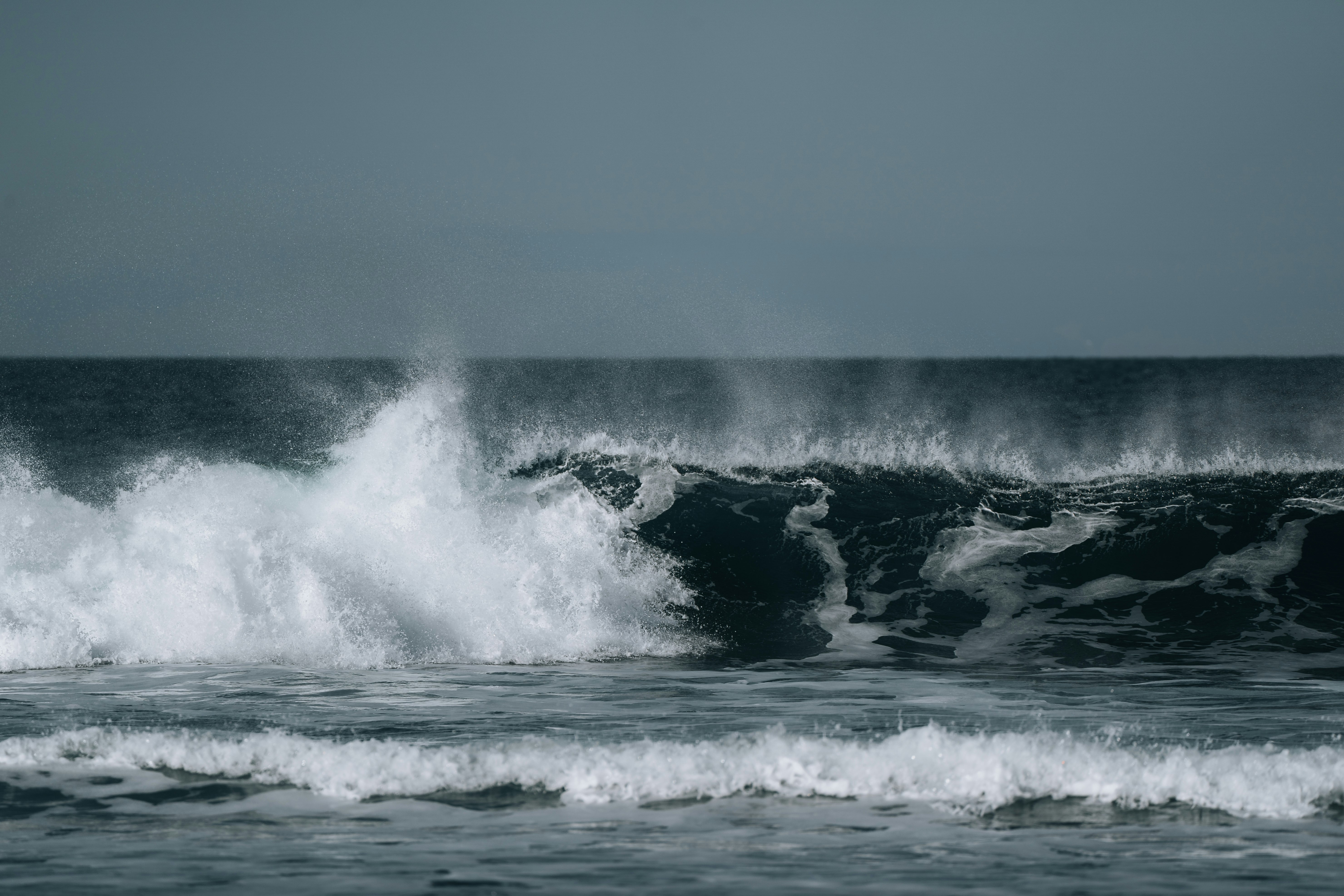 ocean waves crashing on shore during daytime